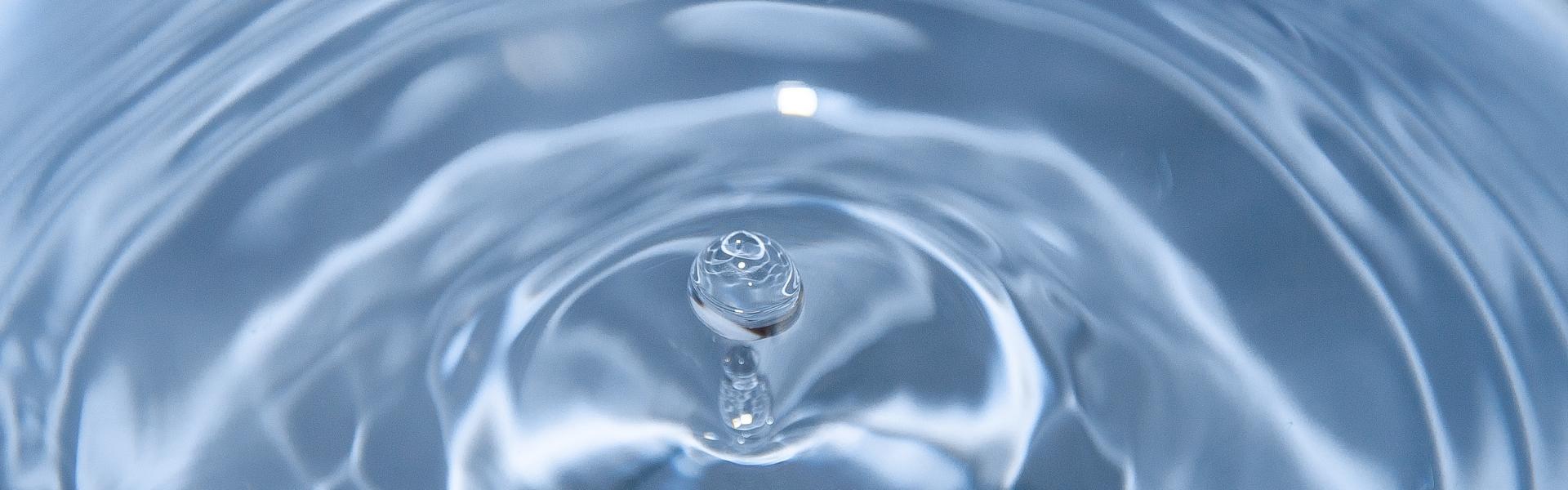 vattendroppe i ett kärl med klart dricksvatten